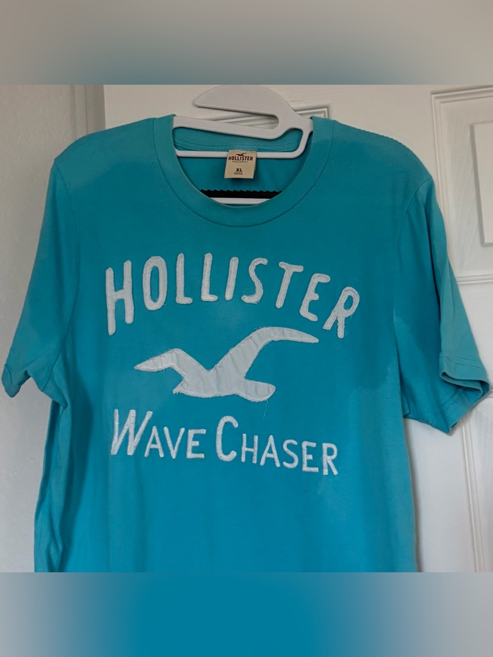 Hollister Turquoise Tee with White Tag Logo WAVE CHASER - organic soft cotton - Picture 2 of 3